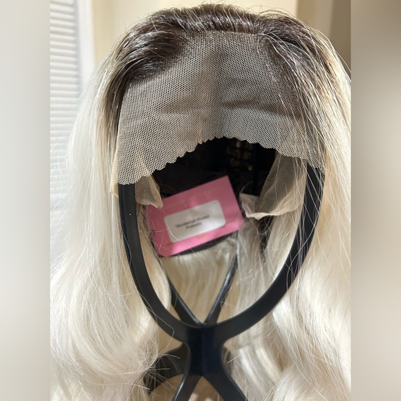 Chelsey Smith Crowns Blondechell Rooted Platinum Free Part Lace Front Wig NWT - Picture 3 of 4